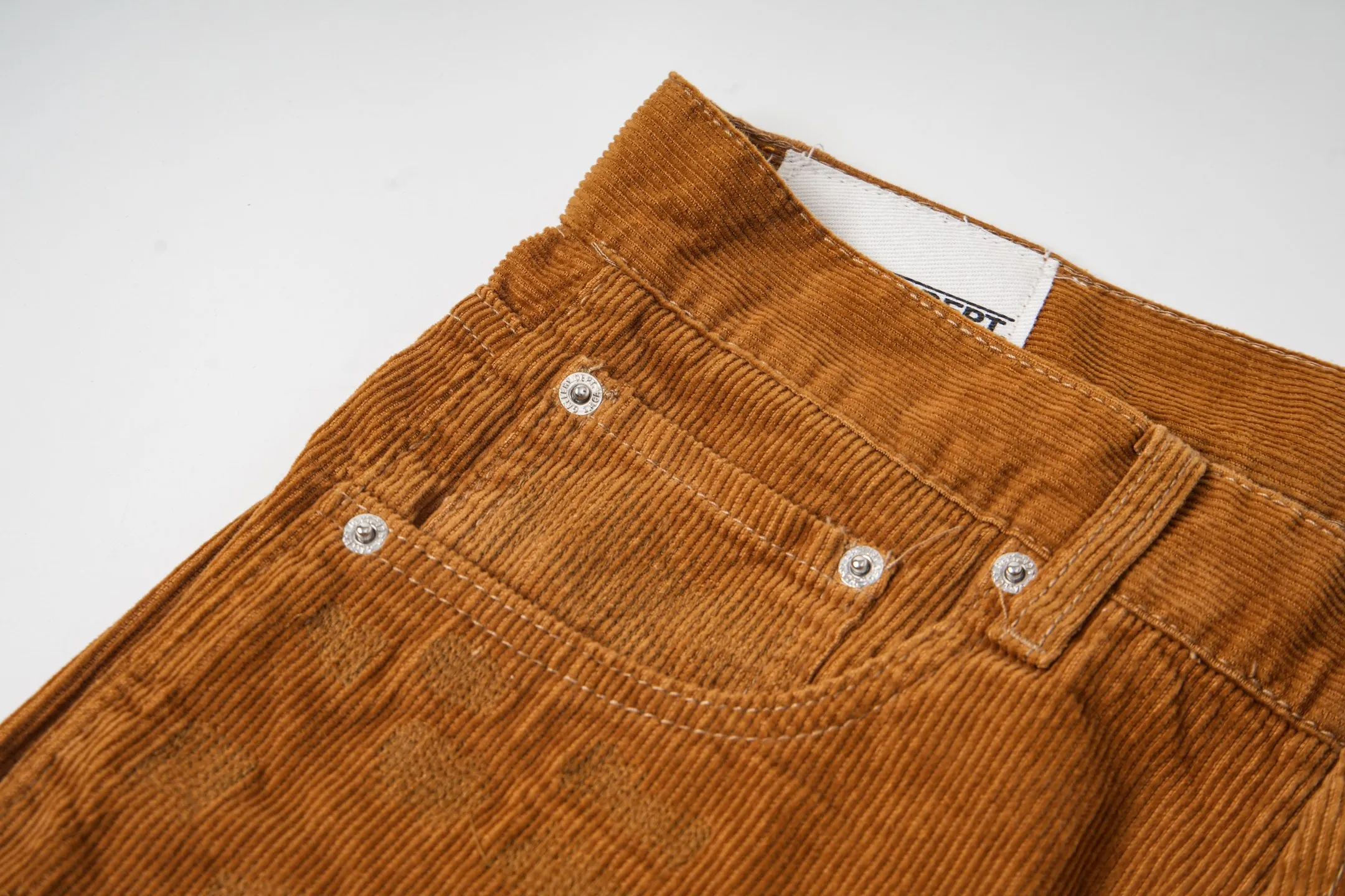 P240 Chrome Hearts Gallery 2025 corduroy spliced ​​multi-pocket couple bootcut jeans are a hot trend this season and are sought after by countless celebrities and fashionistas. The neat details of the cutting process add color to the playful fashion! The neat and meticulous design, and the well-fitting structure is unique. The upper body not only has outstanding recognition, but also looks younger and younger. A style with the ultimate wearing meaning and performance, gorgeous color matching, and the craftsmanship of this style is also extremely extraordinary. After the finished product is washed, it is disassembled and hand-made with sheepskin cross leather and then spliced ​​together to complete. The whole piece has too many craftsmanship to describe. It is decorated with patchwork cross flowers and high-waisted washed jeans! ! Absolutely high-end luxury product, a god-level single product, a super popular product, made by top heavy industry, a magic weapon that cannot be missed to hit the streets. Style number: 1847 Size: 28 30 32 34 36 Color: yellow
